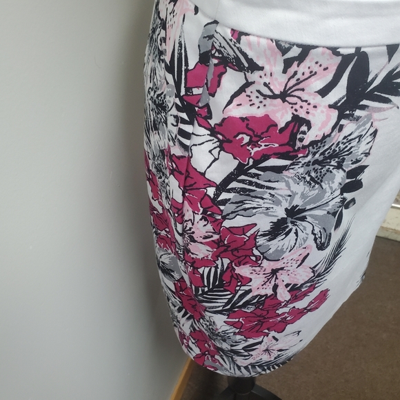 💥3 for $15💥Reitmans white floral skirt 4 petite - Picture 3 of 7
